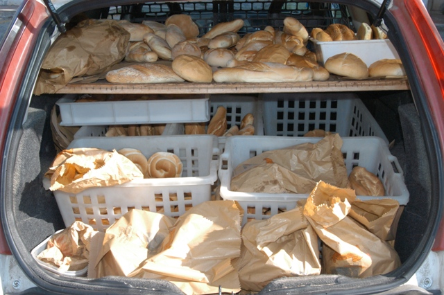 Sigle datoriali di Gela: pane a domicilio 4,20 al Kg.