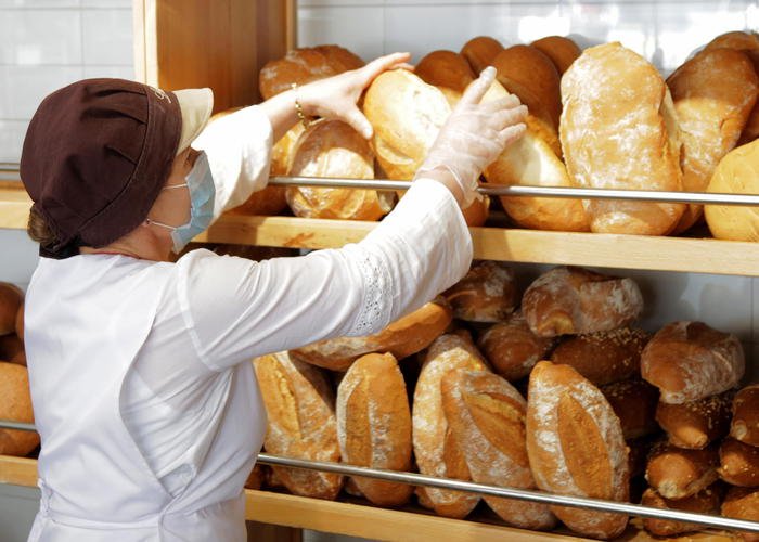 Pane domenicale. Nessuna chiusura senza rispetto delle regole.